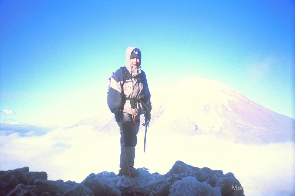 Joaquín bajando de la cima del Carihuayrazo, con el Chimborazo detrás